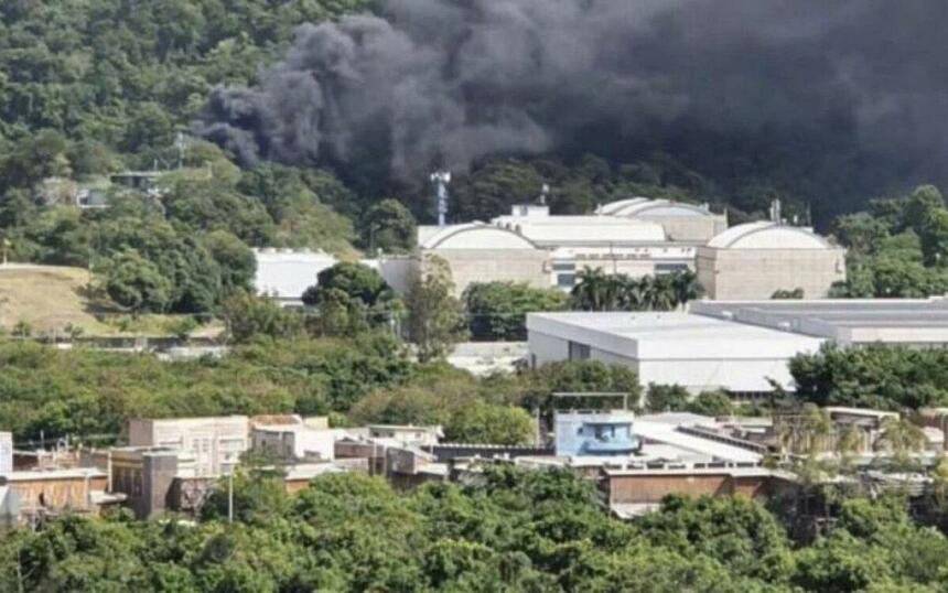 Imagem dos incêndio dos estúdios Globo nesta terça-feira. Fumaça preta saindo de um torre