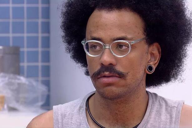 João Luiz conversou na xepa do BBB 21 sobre alguns brothers não se posicionar na hora do jogo da discórdia: "Não dá para desviar".