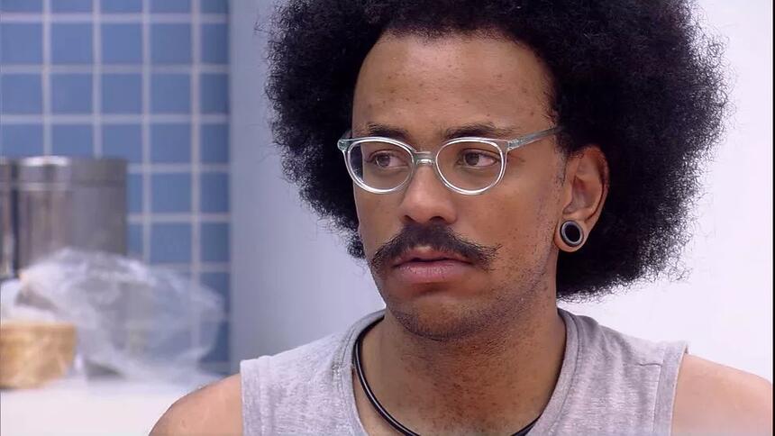 João Luiz conversou na xepa do BBB 21 sobre alguns brothers não se posicionar na hora do jogo da discórdia: "Não dá para desviar".