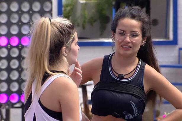 Após 13 horas de prova do líder do BBB 21, Juliette desistiu da dinâmica por conta de cólica e dor nas costas.