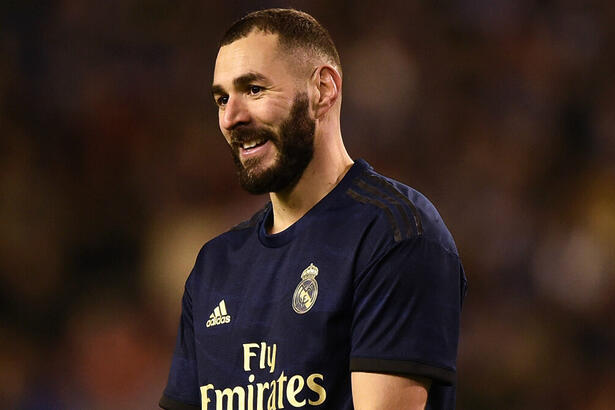 Benzema em campo com a camisa do Real Madrid