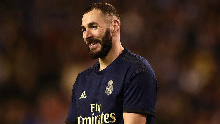 Benzema em campo com a camisa do Real Madrid