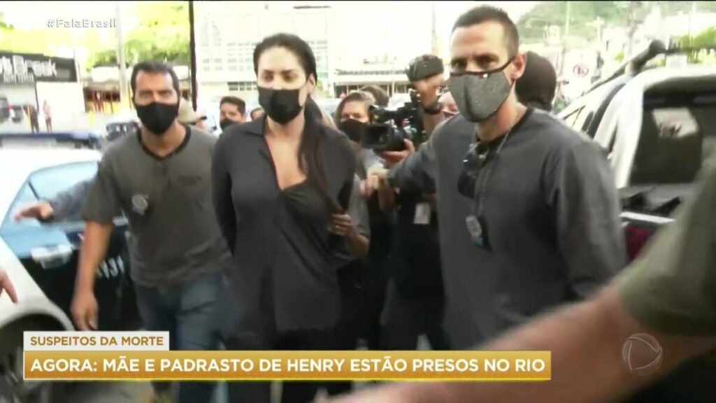 Reportagem do Fala Brasil mostra a mãe do Menino Henry, sendo levada para a delegacia