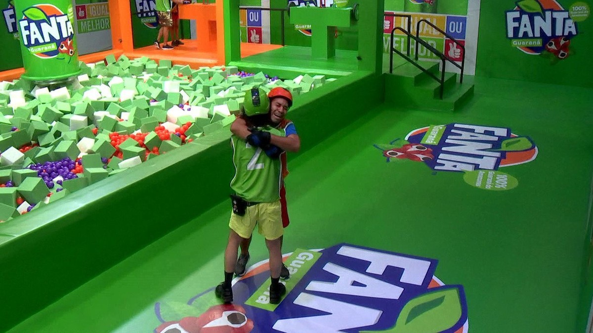 Gilberto e Fiuk comemorando a vitória na Prova do Anjo no BBB 21