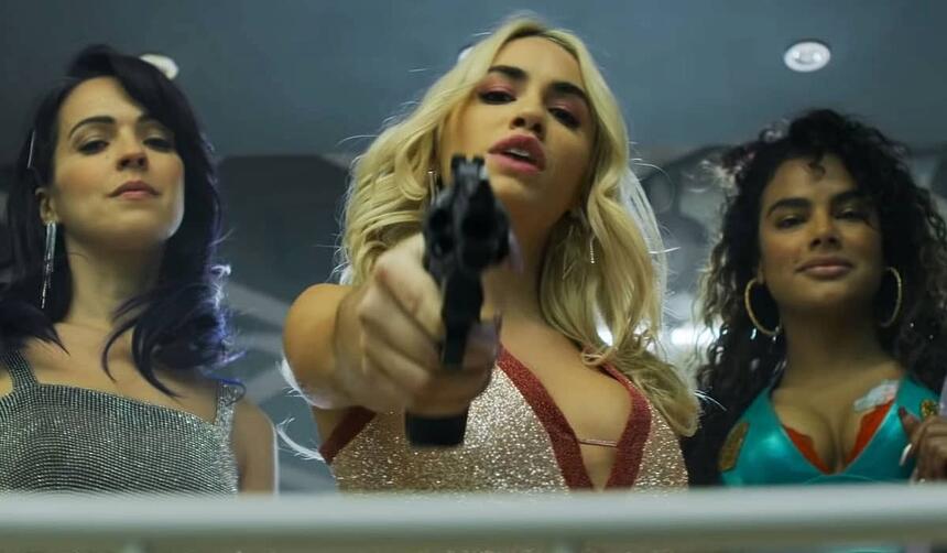 Coral (Verónica Sanchez), Wendy (Lali Espósito) e Gina (Yany Prado) em cena da série Sky Rojo na Netflix