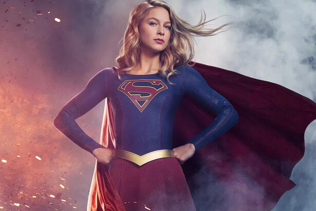 Kara Danvers (Melissa Benoist) posa com seus trajes protetores para combater o crime em foto de divulgação da série Supergirl, que estreia no Warner Channel.