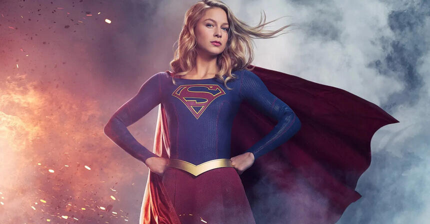 Kara Danvers (Melissa Benoist) posa com seus trajes protetores para combater o crime em foto de divulgação da série Supergirl, que estreia no Warner Channel.