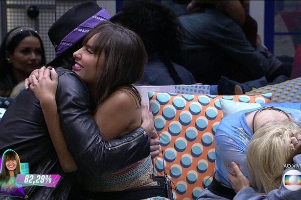 Thaís abraçando Fiuk após o anuncia eliminação no bbb 21