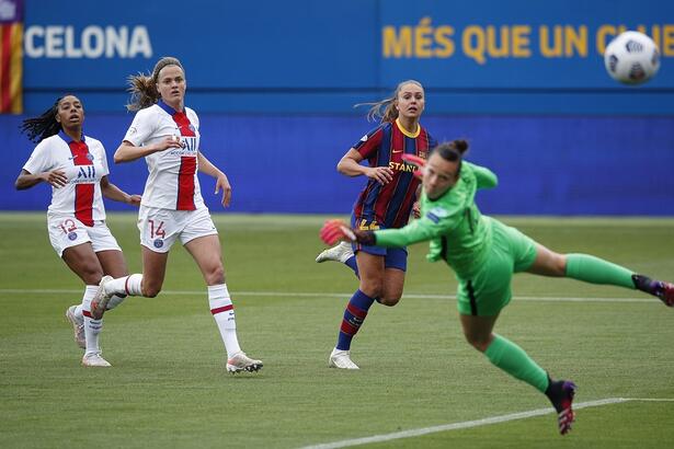 Lieke Martens fazendo gol pelo Barcelona na semifinal