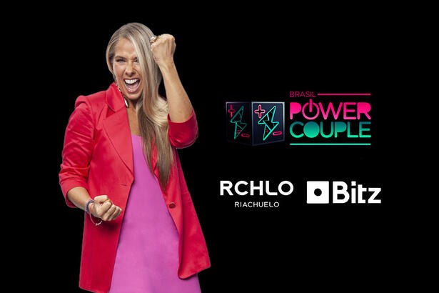 Adriane Galisteu junto as marcas que vão patrocinar o Power Couple Brasil 5