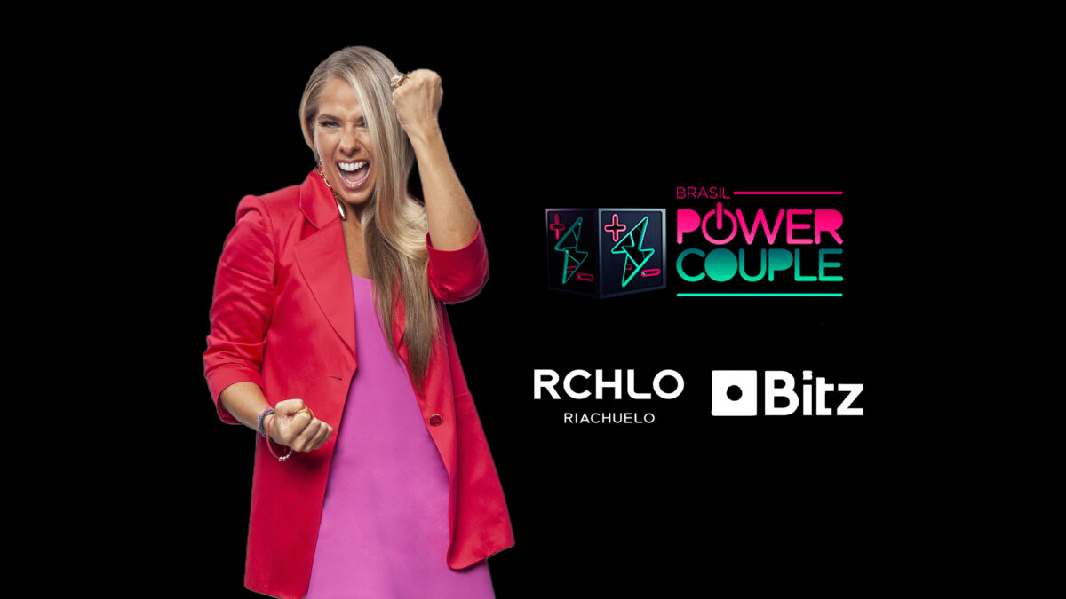 Adriane Galisteu junto as marcas que vão patrocinar o Power Couple Brasil 5