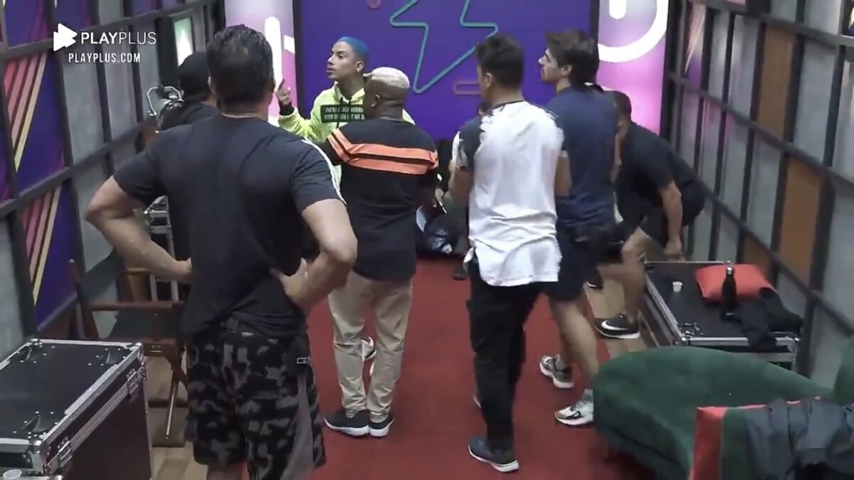 É fogo no colchão, senhoras e senhoras! Durante o intervalo da prova no Power Couple Brasil 5, o tempo fechou nos bastidores entre Jonathan Costa, Fabio e Matheus. A briga aconteceu por conta de votos na DR, entre o empresário e o dançarino. O influenciador pediu para os dois conversarem depois e o esposo de Carolina Santos não aceitou e disparou: "Aqui o papo é reto".