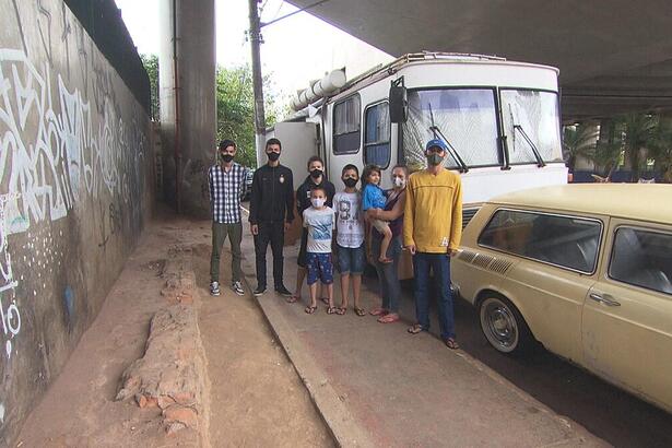 Câmera Record mostra a vida de brasileiros que moram dentro de carros