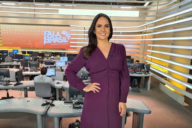 Carla Cecato no estúdio do Fala Brasil na Record TV