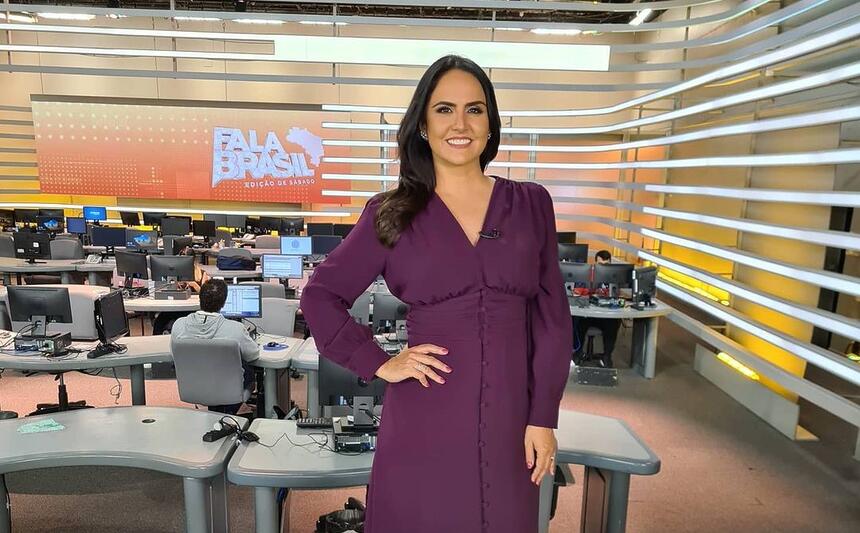 Carla Cecato no estúdio do Fala Brasil na Record TV