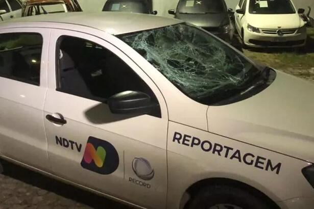 Carro de reportagem da NDTV, afiliada da Record TV em Santa Catarina