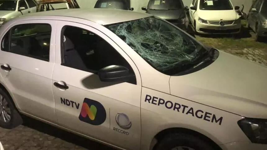 Carro de reportagem da NDTV, afiliada da Record TV em Santa Catarina