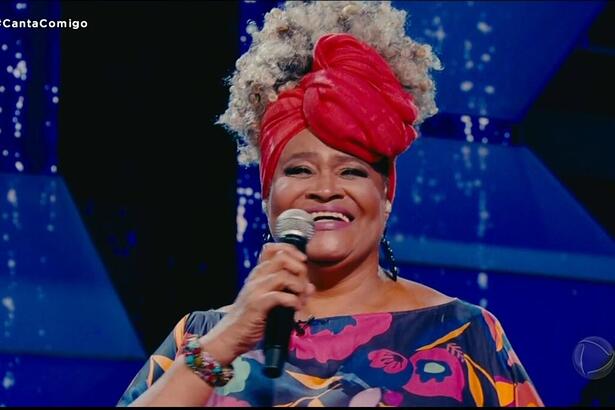 A cuidadora de idosos, Dilma Oliveira se apresenta no Palco do Canta Comigo 3