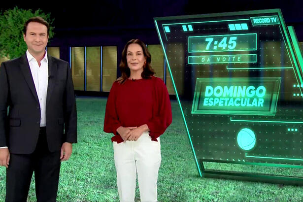 Eduardo Ribeiro e Carolina Ferraz durante uma chamada do Domingo Espetacular na programação