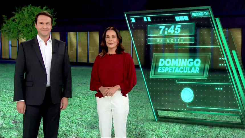 Eduardo Ribeiro e Carolina Ferraz durante uma chamada do Domingo Espetacular na programação