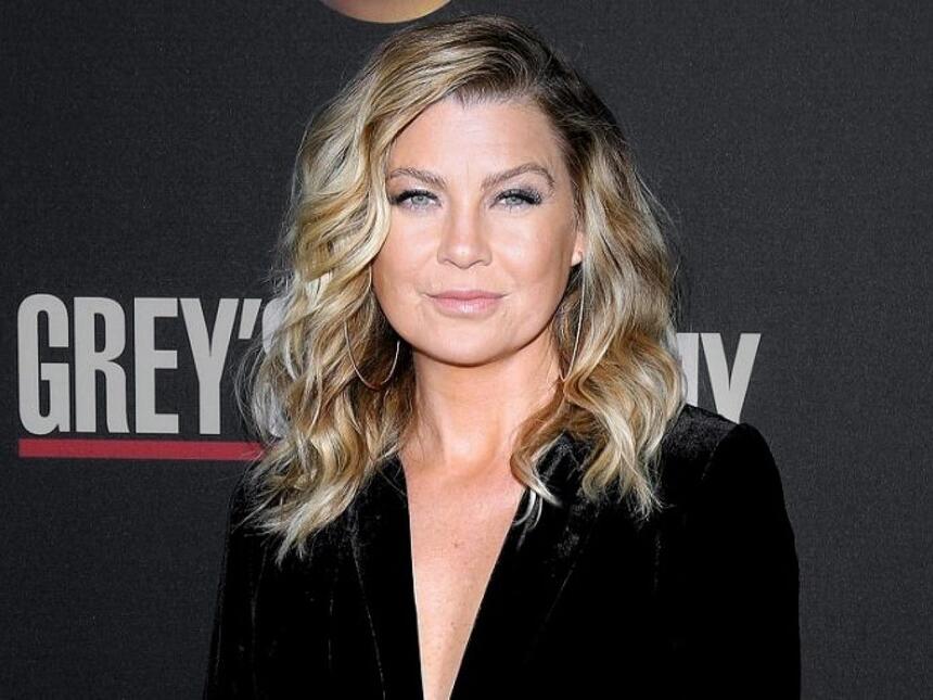 Ellen Pompeo, a Dra. Meredith Grey de Grey's Anatomy, posa para foto | Imagem: Reprodução/ABC