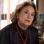 Eva Wilma como relatora em cena da novela Páginas da Vida