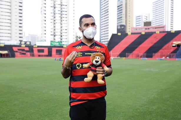 Após visitar Sport Club do Recife, Gil do Vigor recebe comentários homofóbicos de conselheiro clube