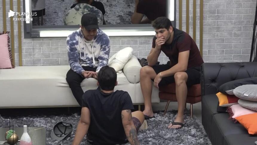 Rod Bala durante uma conversa com Jonathan Costa e Yugnir, revelou que Mirella não olha na sua cara dentro do Power Couple Brasil 5: "Não me deu boa noite"