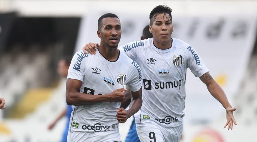 Jogadores Lucas Braga e Kaio Jorge comemorando gol com a camisa do Santos