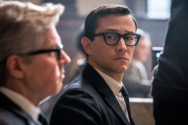 Joseph Gordon-Levitt em cena do filme ‘Os 7 de Chicago’ da Netflix | Imagem: Reprodução/Netflix