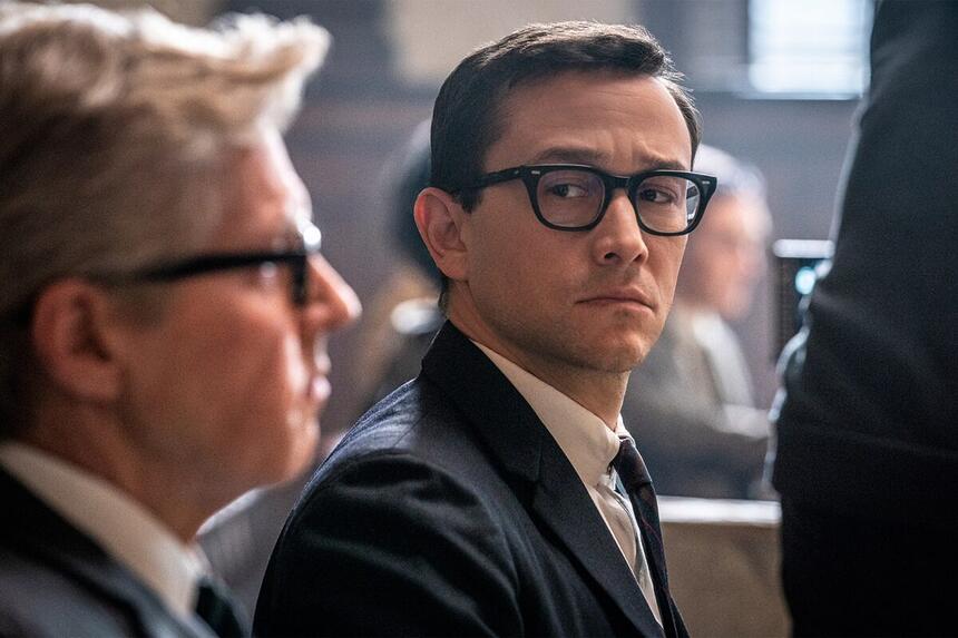 Joseph Gordon-Levitt em cena do filme ‘Os 7 de Chicago’ da Netflix | Imagem: Reprodução/Netflix