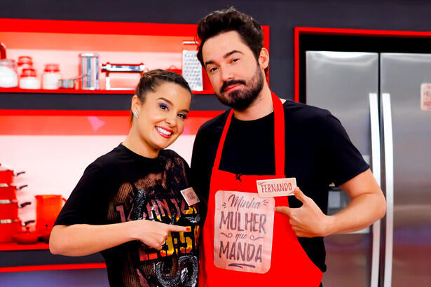 Maiara e Fernando na cozinha dos estúdios do quadro Minha Mulher Que Manda, quadro do programa Eliana no SBT