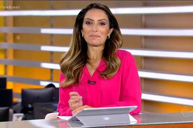 Paloma Poeta na bancada do Fala Brasil edição de sábado, no dia de sua estreia como apresentadora do telejornal da Record TV.