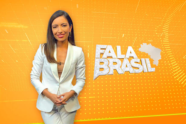 Paloma Poeta em uma arte em frente ao logo do Fala Brasil