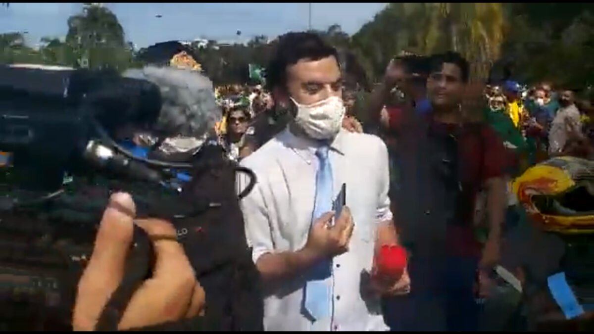 Jornalista da CNN Brasil, Pedro Durán, é hostilizado e expulso em ato pró-Bolsonaro