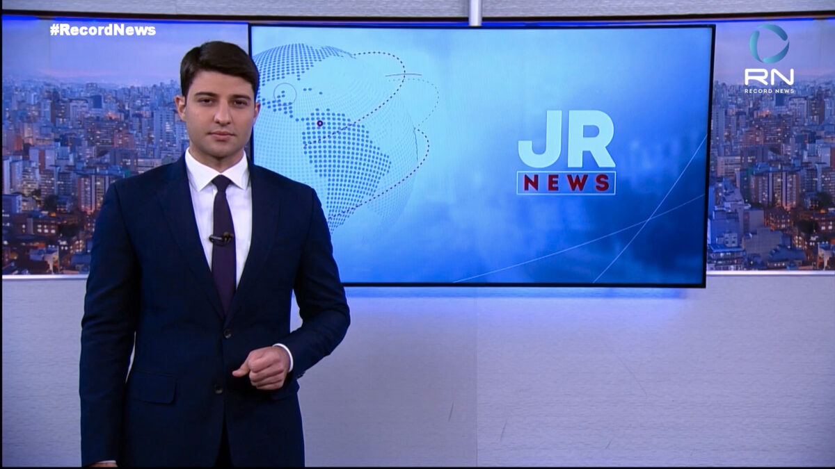 Rafael Algarte apresentando o JR News na Record News