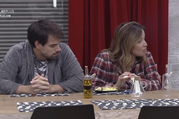 Renata Dominguez e Leandro Gléria na cozinha do Power Couple Brasil