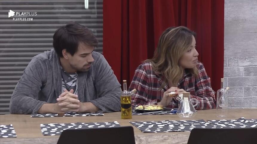 Renata Dominguez e Leandro Gléria na cozinha do Power Couple Brasil