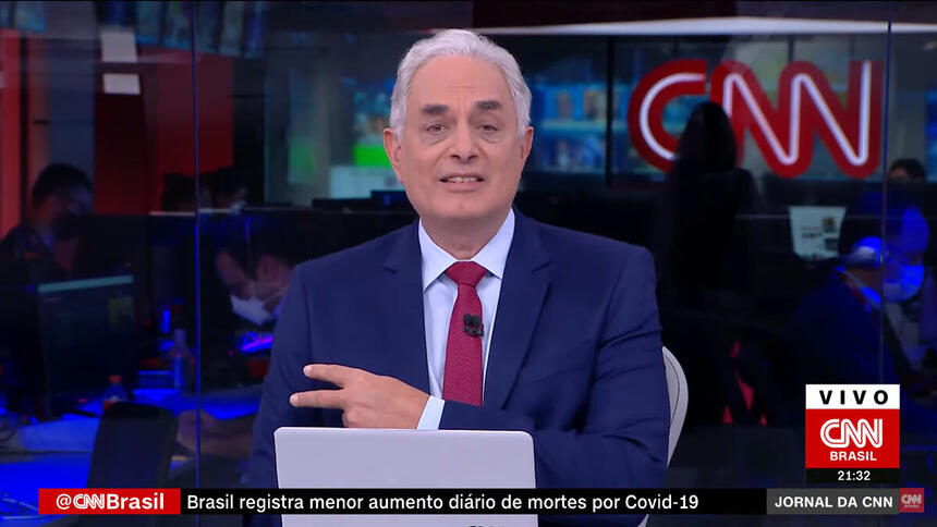 William Waack nos estúdios da CNN e aprontando com o braço que foi vacinado contra a covid-19