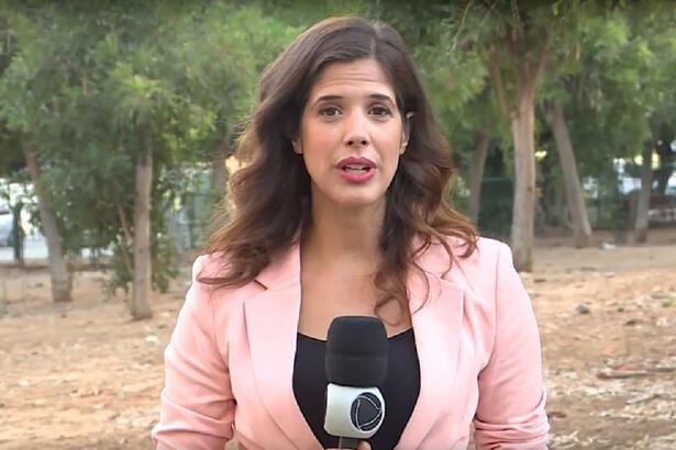 Correspondente da Record TV em Israel, Bianca Zanini durante uma reportagem