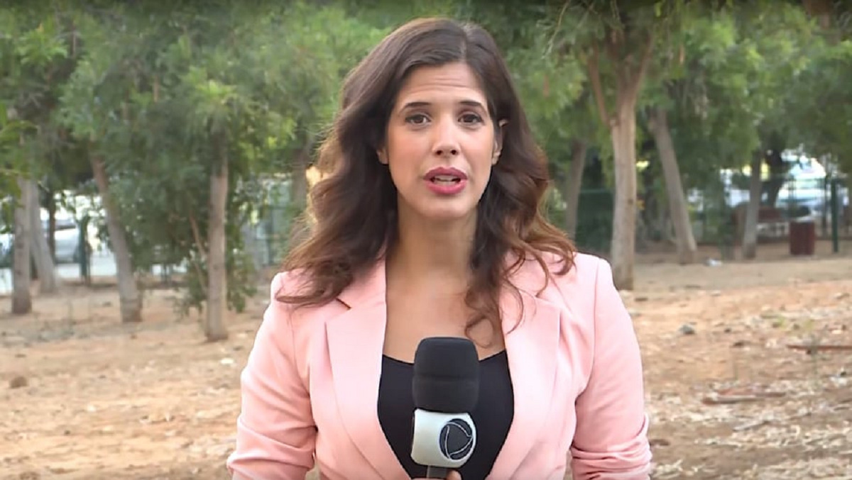 Correspondente da Record TV em Israel, Bianca Zanini durante uma reportagem
