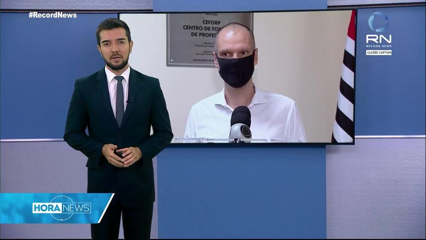 Jhonatan Mazini apresentando o Hora News com a cobertura especial do funeral do prefeito Bruno Covas