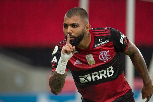 Gabigol comemorando gol com a camisa do Flamengo