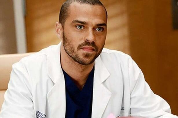 Jesse Williams, o Dr. Jackson Avery de Grey's Anatomy, posa para foto | Imagem: Reprodução