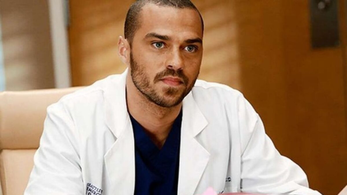 Jesse Williams, o Dr. Jackson Avery de Grey's Anatomy, posa para foto | Imagem: Reprodução