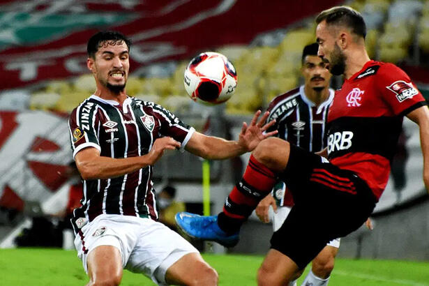 Jogadores de Fluminense e Flamengo disputando bola durante o primeiro jogo da final do Campeonato Carioca