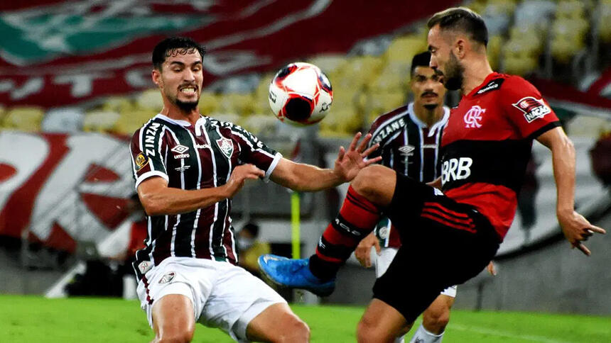 Jogadores de Fluminense e Flamengo disputando bola durante o primeiro jogo da final do Campeonato Carioca