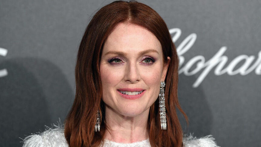 Julianne Moore, protagonista de Lisey’s Story da Apple TV+ , posa para foto | Imagem: Reprodução