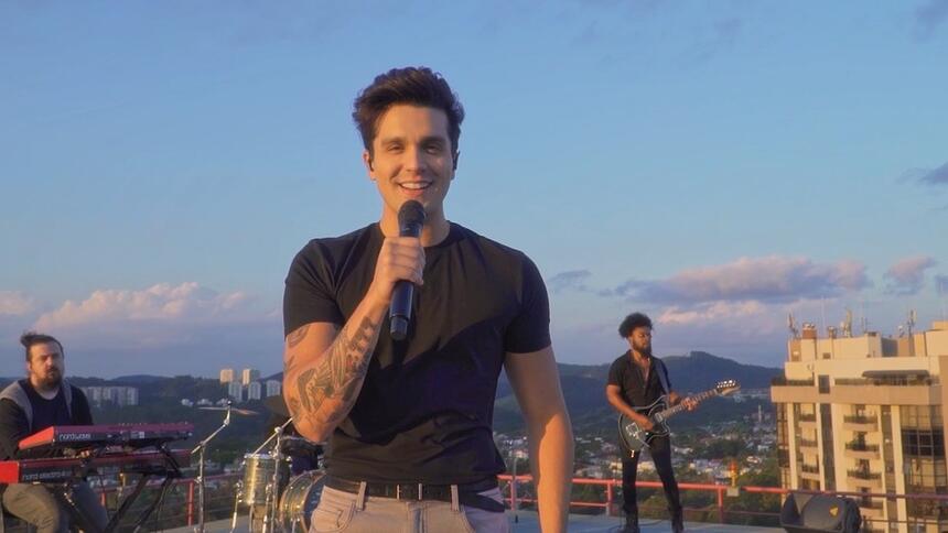 Luan Santan se apresenta em festa do BBB 21