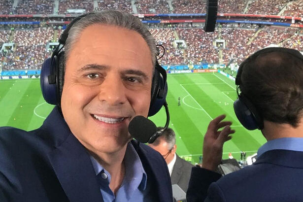 Luís Roberto em uma transmissão de futebol pela TV Globo